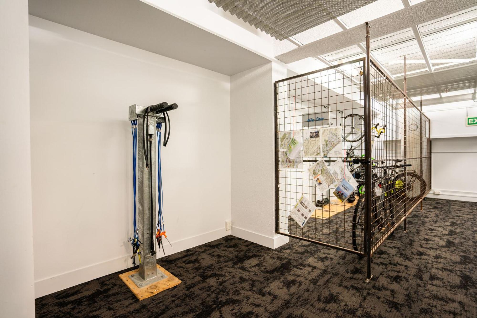 วายเอชเอ เวลลิงตั้น Hostel เวลลิงตัน ภายนอก รูปภาพ A bicycle repair station at the station