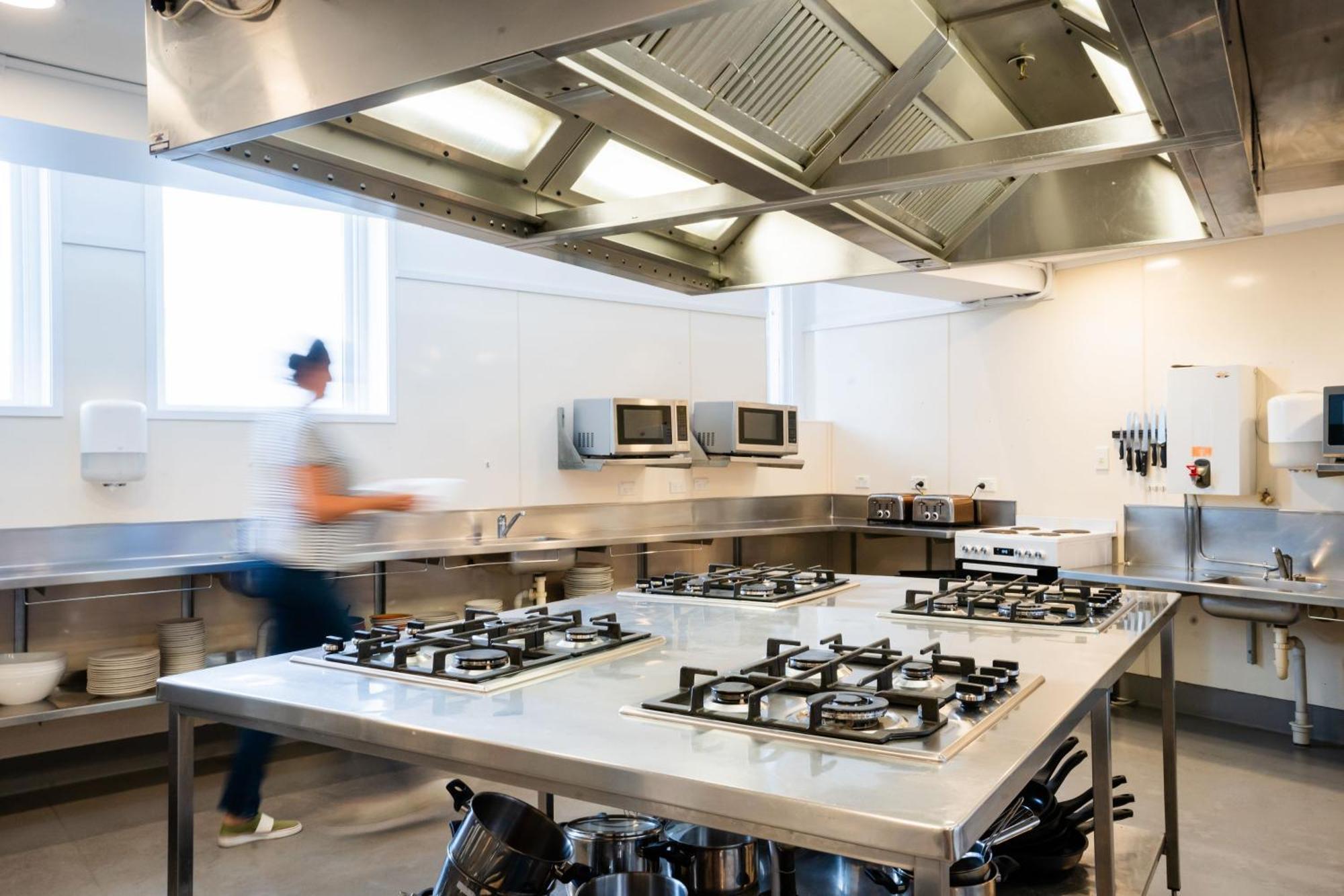 วายเอชเอ เวลลิงตั้น Hostel เวลลิงตัน ภายนอก รูปภาพ The kitchen at the Culinary Institute of Virginia