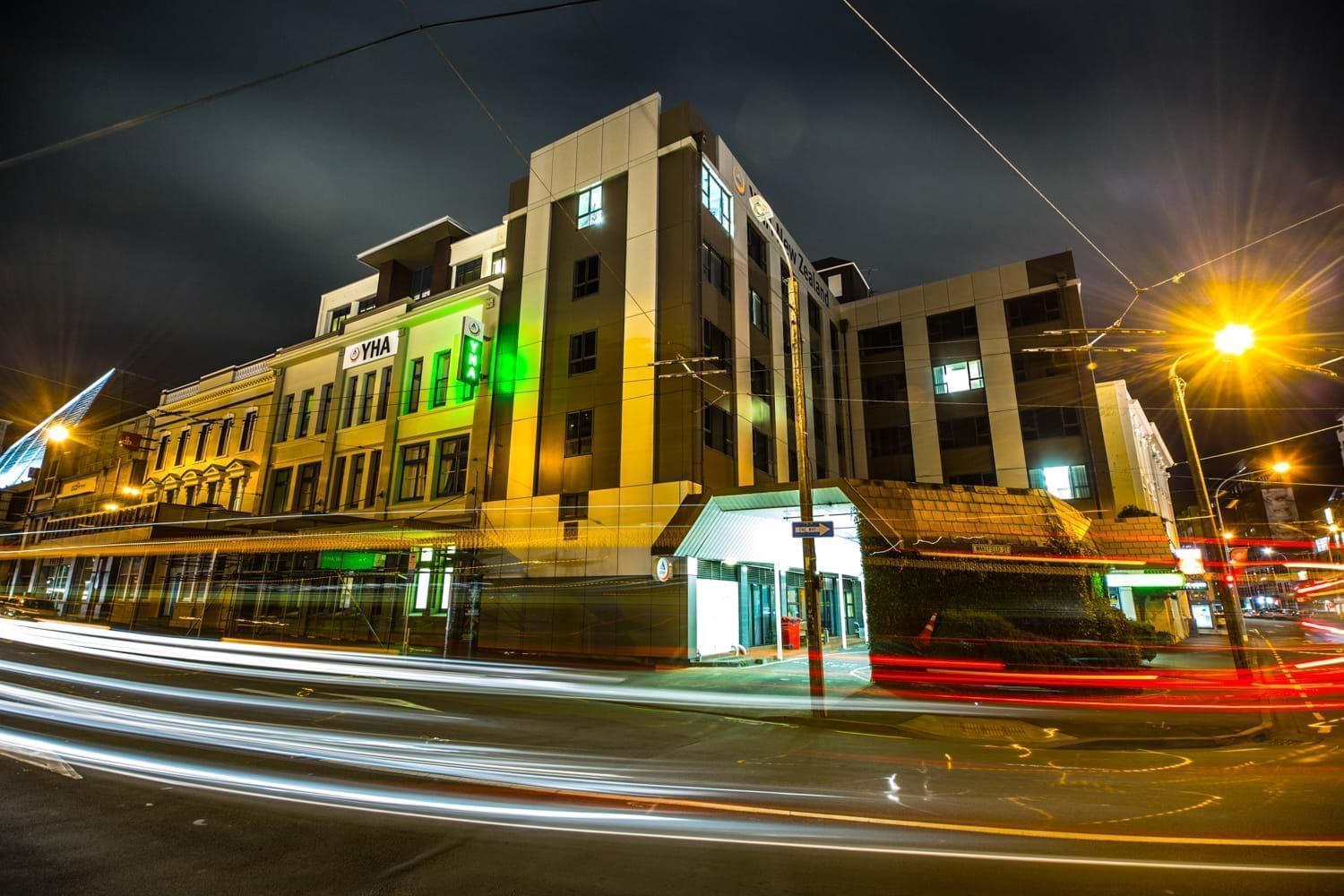 วายเอชเอ เวลลิงตั้น Hostel เวลลิงตัน ภายนอก รูปภาพ The hotel at night