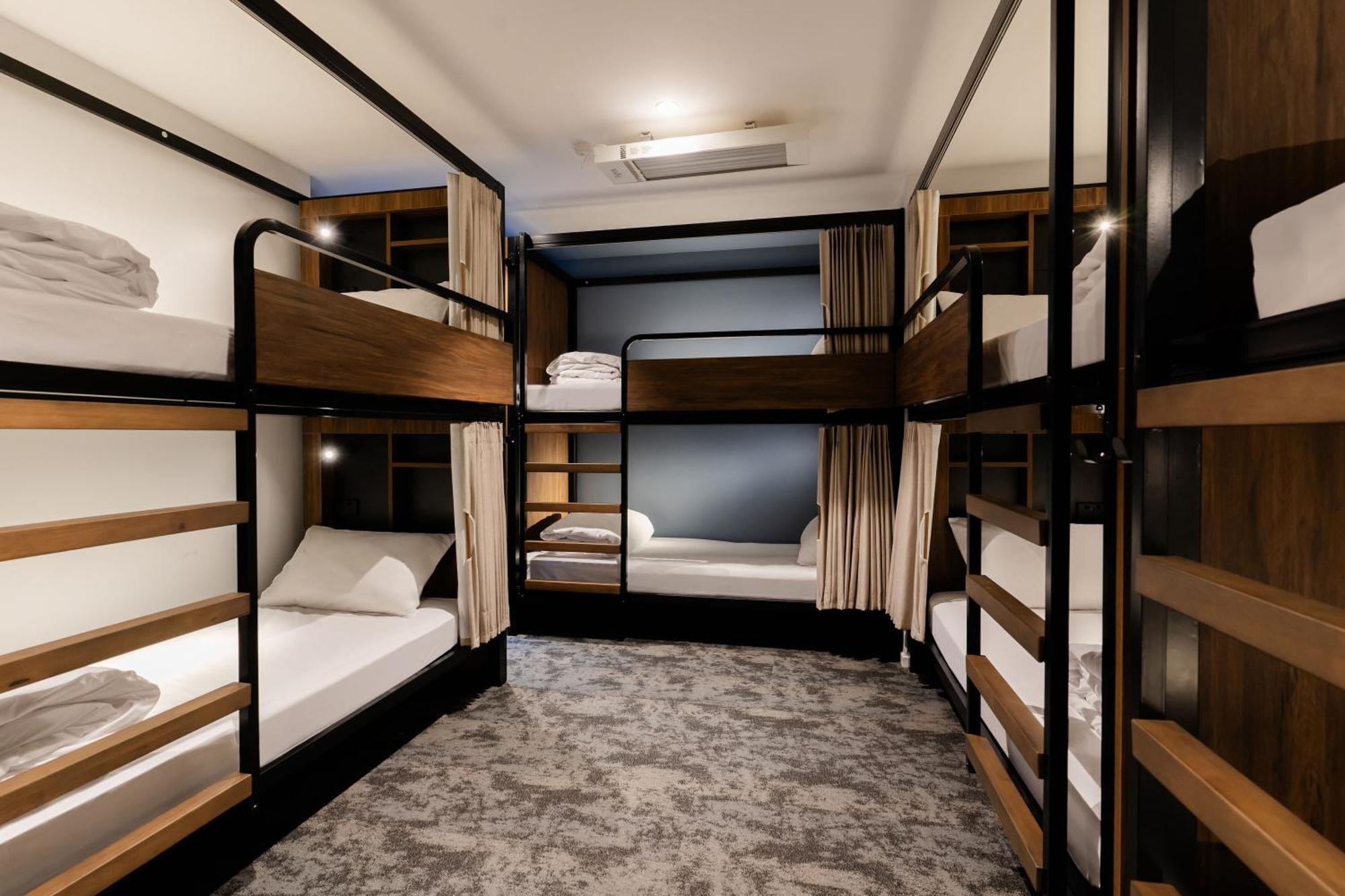 วายเอชเอ เวลลิงตั้น Hostel เวลลิงตัน ภายนอก รูปภาพ A typical capsule hotel room