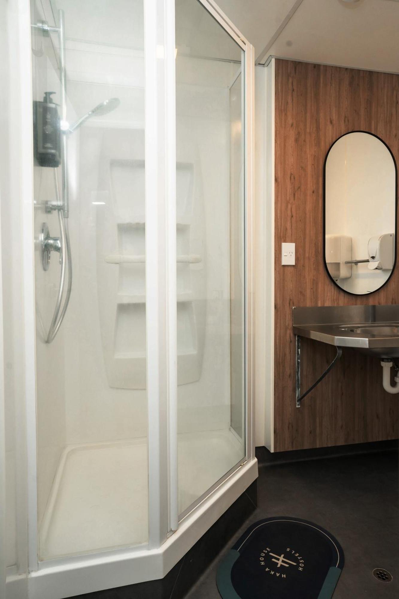 วายเอชเอ เวลลิงตั้น Hostel เวลลิงตัน ภายนอก รูปภาพ A shower cubicle