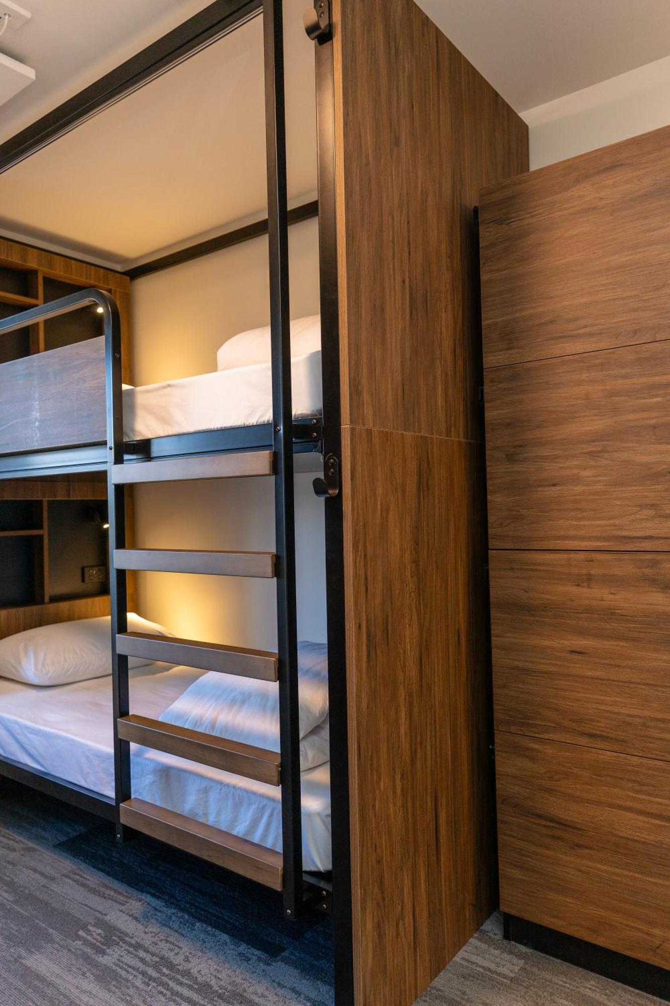 วายเอชเอ เวลลิงตั้น Hostel เวลลิงตัน ภายนอก รูปภาพ A bunk bed in a capsule hotel