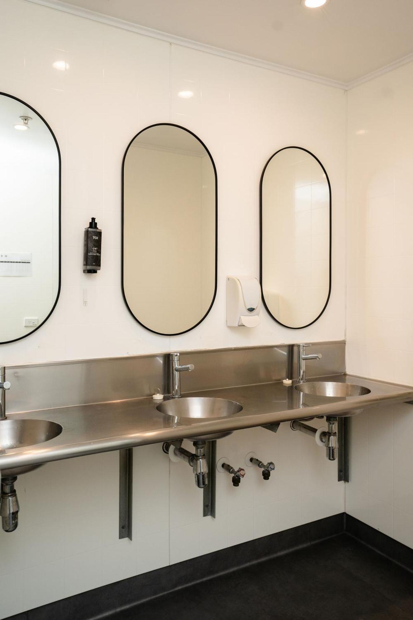 วายเอชเอ เวลลิงตั้น Hostel เวลลิงตัน ภายนอก รูปภาพ A typical washroom