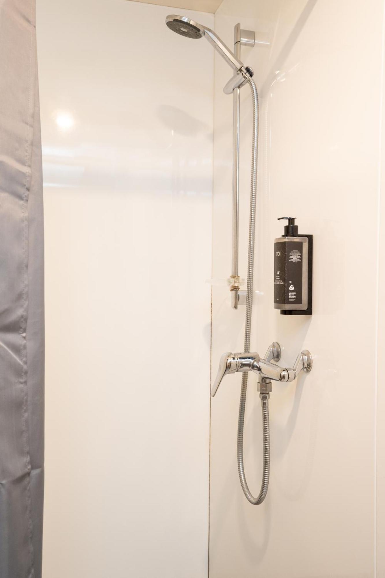 วายเอชเอ เวลลิงตั้น Hostel เวลลิงตัน ภายนอก รูปภาพ Shower gel dispenser