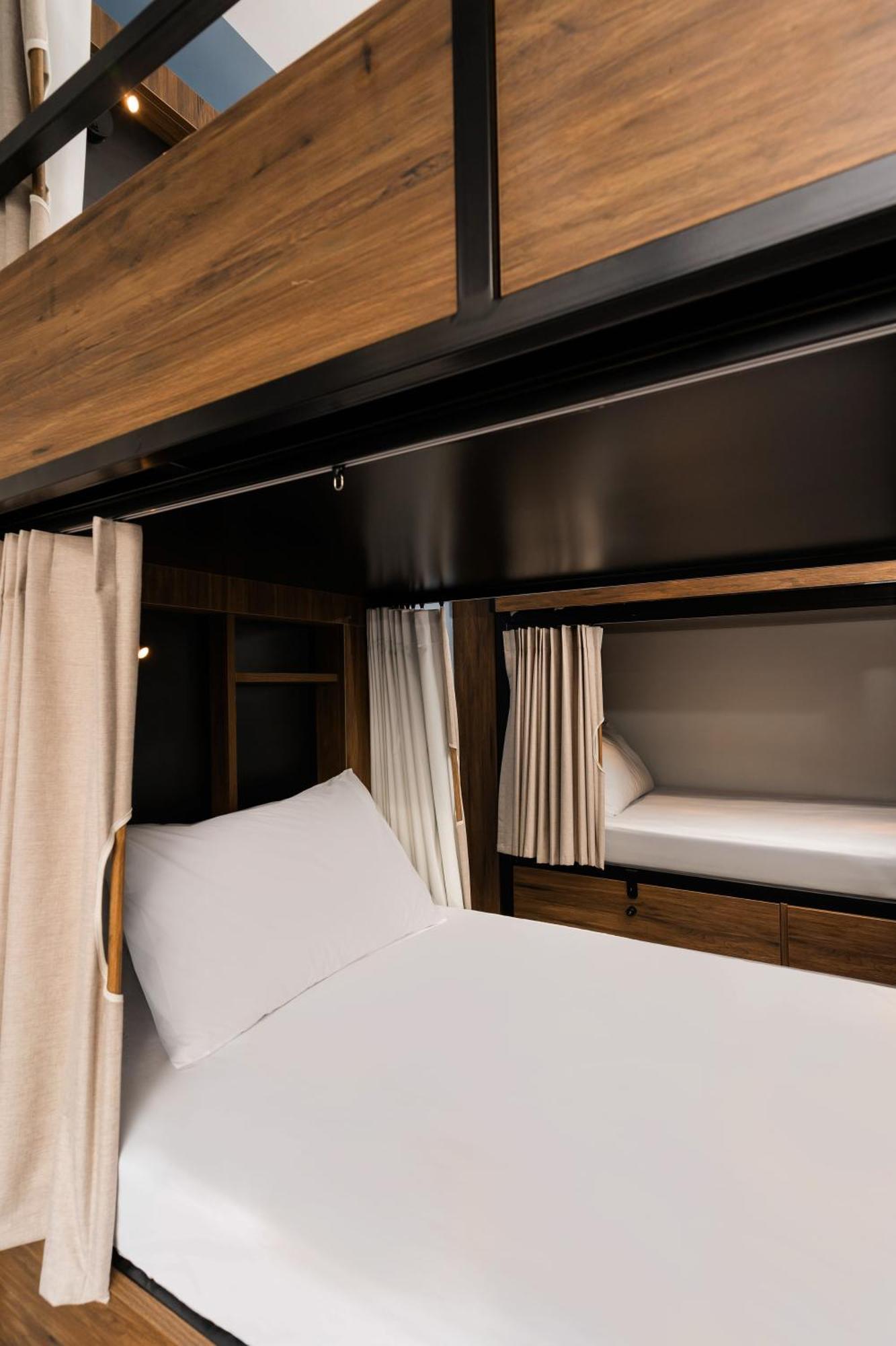 วายเอชเอ เวลลิงตั้น Hostel เวลลิงตัน ภายนอก รูปภาพ A bunk bed in a capsule hotel