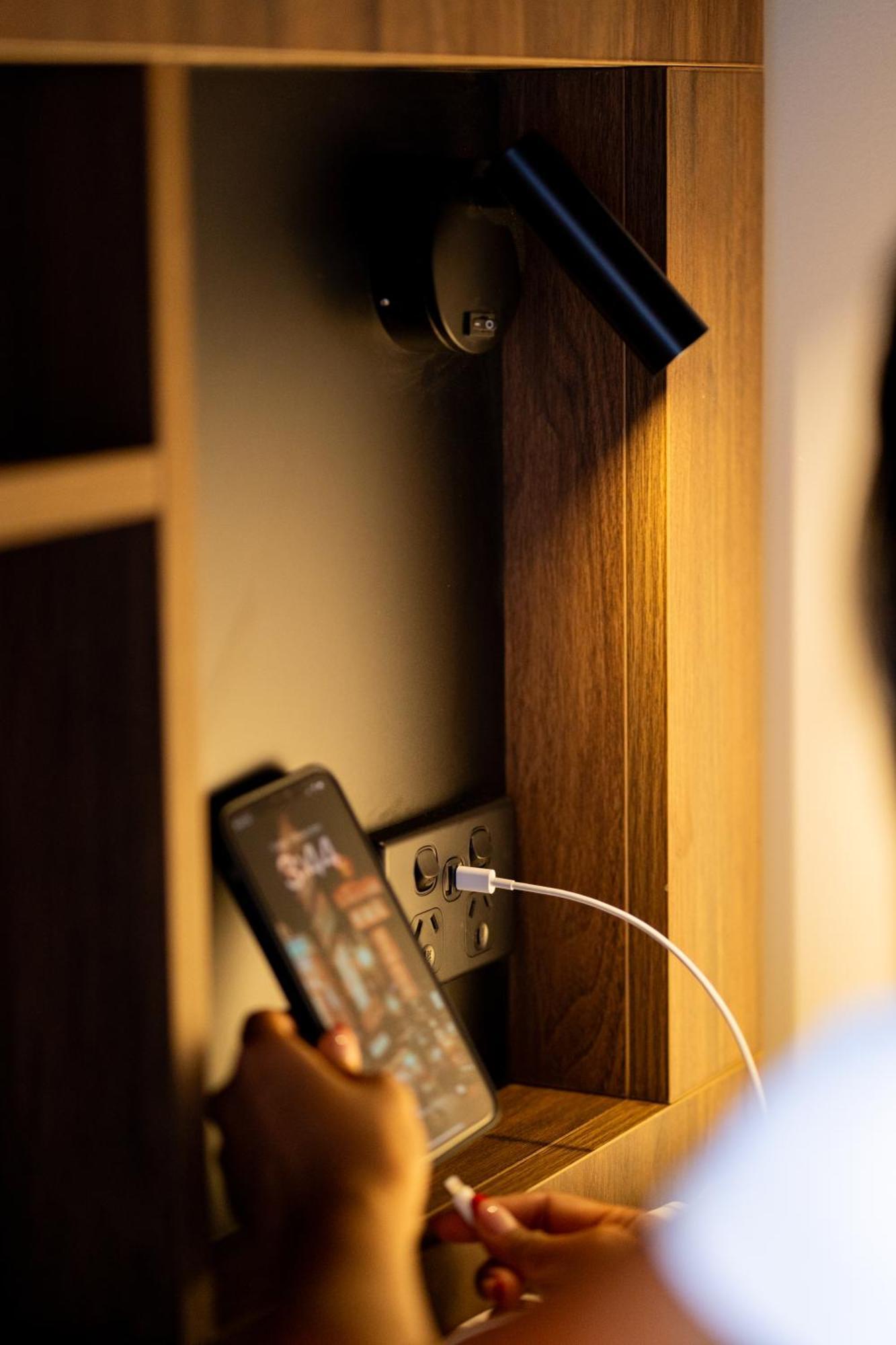 วายเอชเอ เวลลิงตั้น Hostel เวลลิงตัน ภายนอก รูปภาพ A phone plugged into a power socket