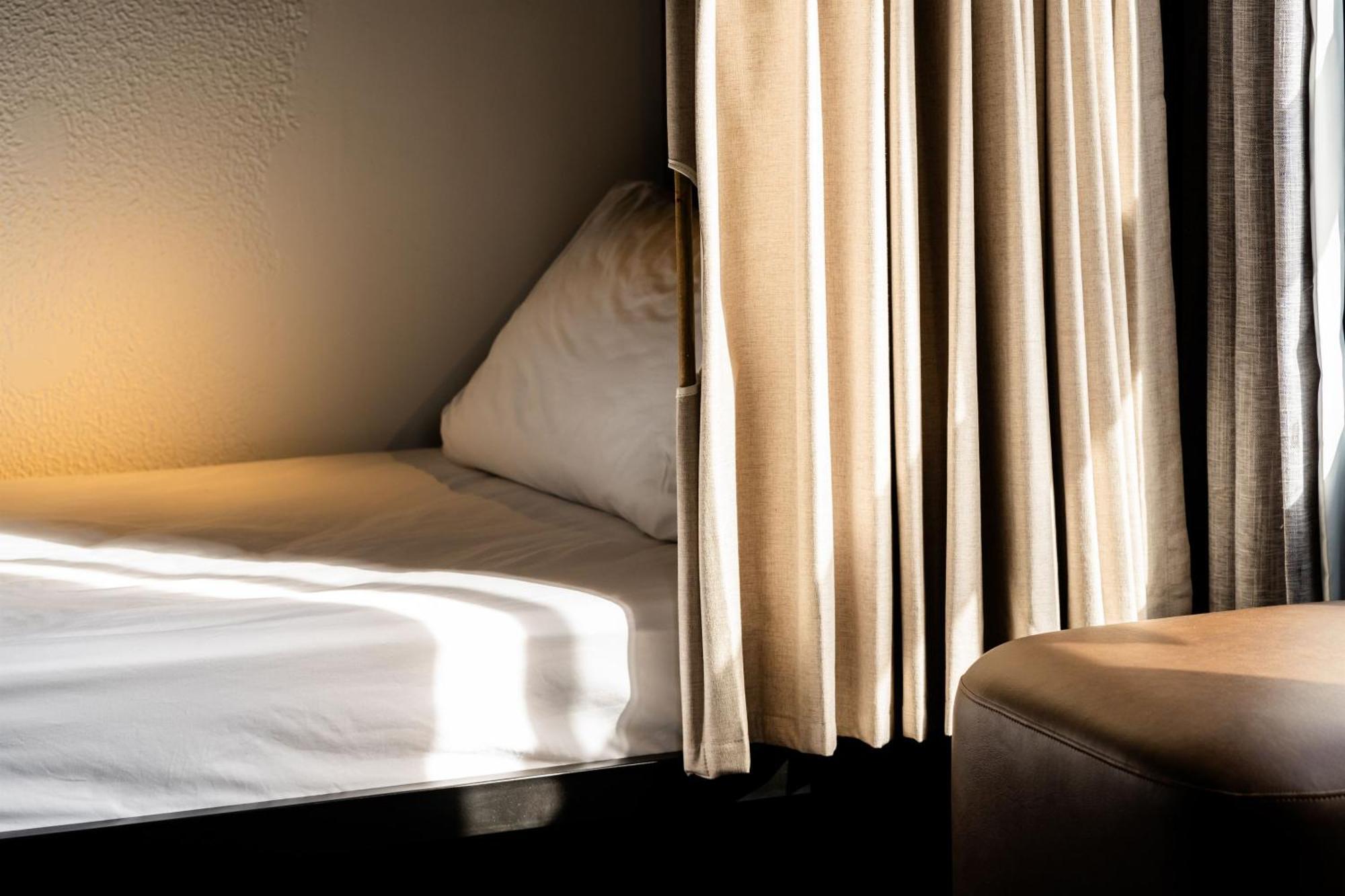 วายเอชเอ เวลลิงตั้น Hostel เวลลิงตัน ภายนอก รูปภาพ A bed in a hotel room