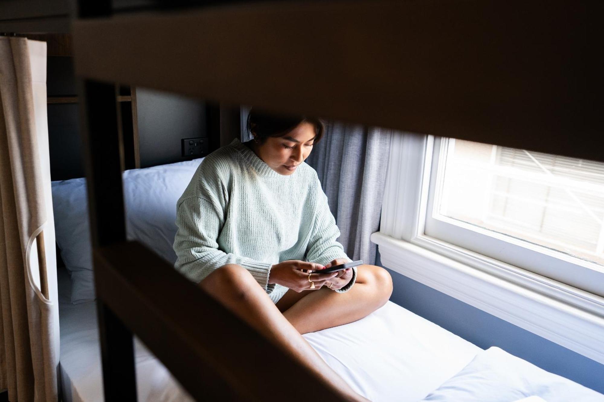 วายเอชเอ เวลลิงตั้น Hostel เวลลิงตัน ภายนอก รูปภาพ A woman sitting on a bunk bed