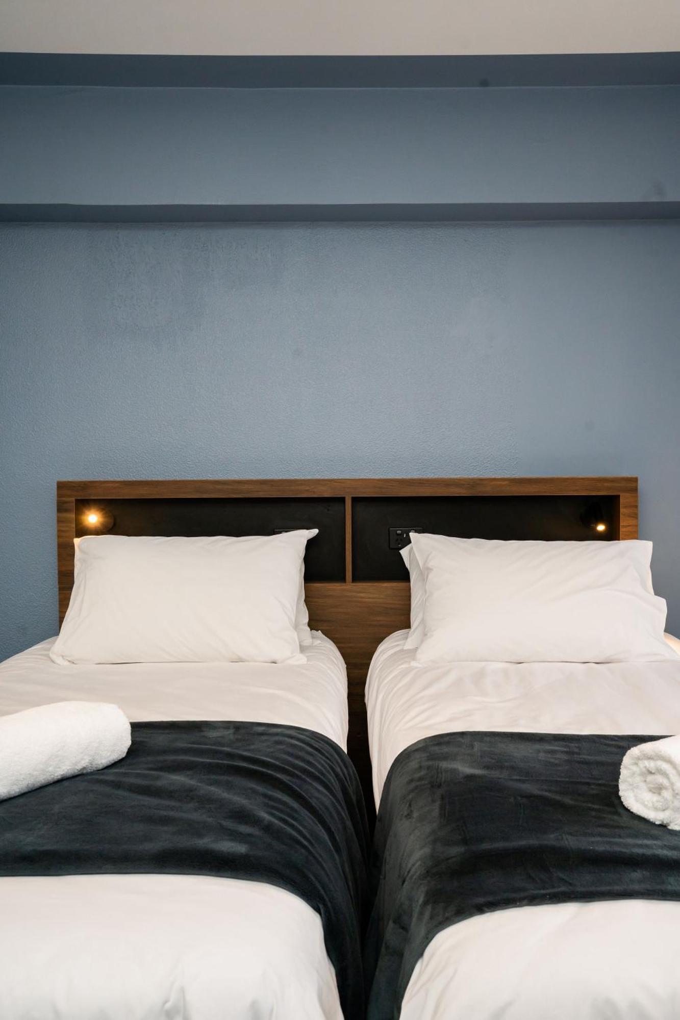 วายเอชเอ เวลลิงตั้น Hostel เวลลิงตัน ห้อง รูปภาพ A bed with two pillows