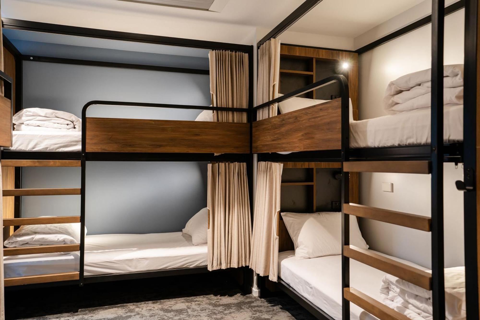 วายเอชเอ เวลลิงตั้น Hostel เวลลิงตัน ห้อง รูปภาพ A capsule hotel in Tokyo