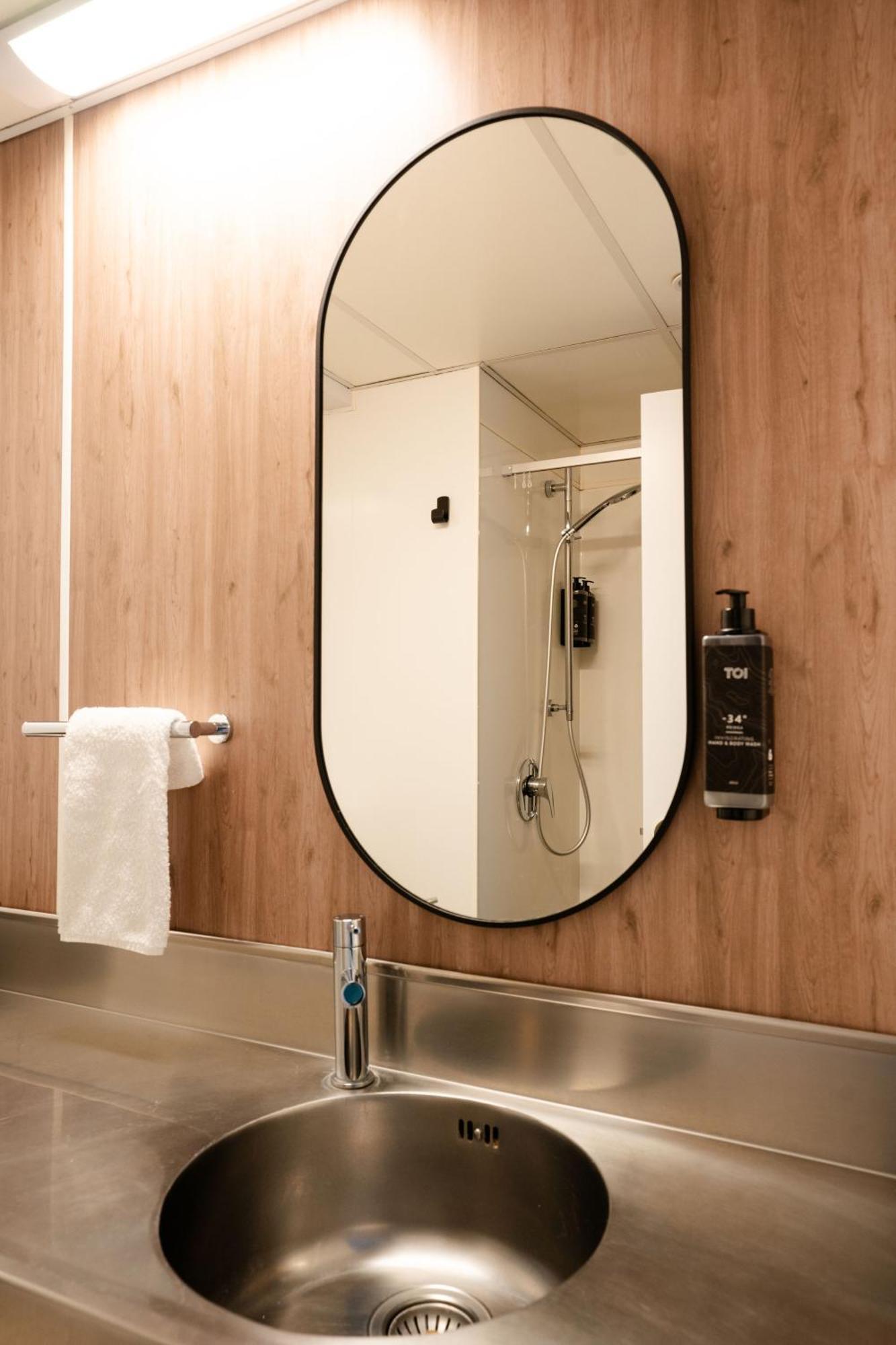 วายเอชเอ เวลลิงตั้น Hostel เวลลิงตัน ภายนอก รูปภาพ A shower in a hotel room