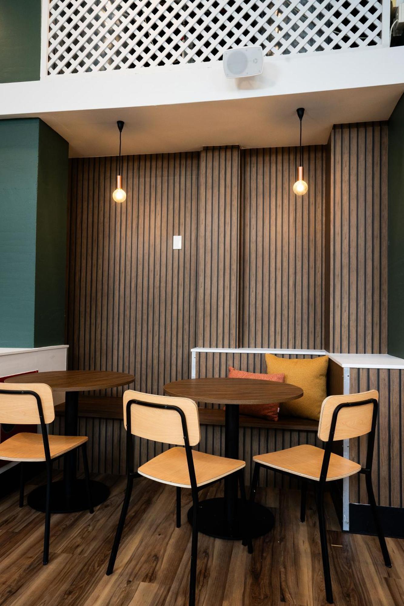 วายเอชเอ เวลลิงตั้น Hostel เวลลิงตัน ภายนอก รูปภาพ Interior of a Starbucks Reserve store in Tokyo, Japan