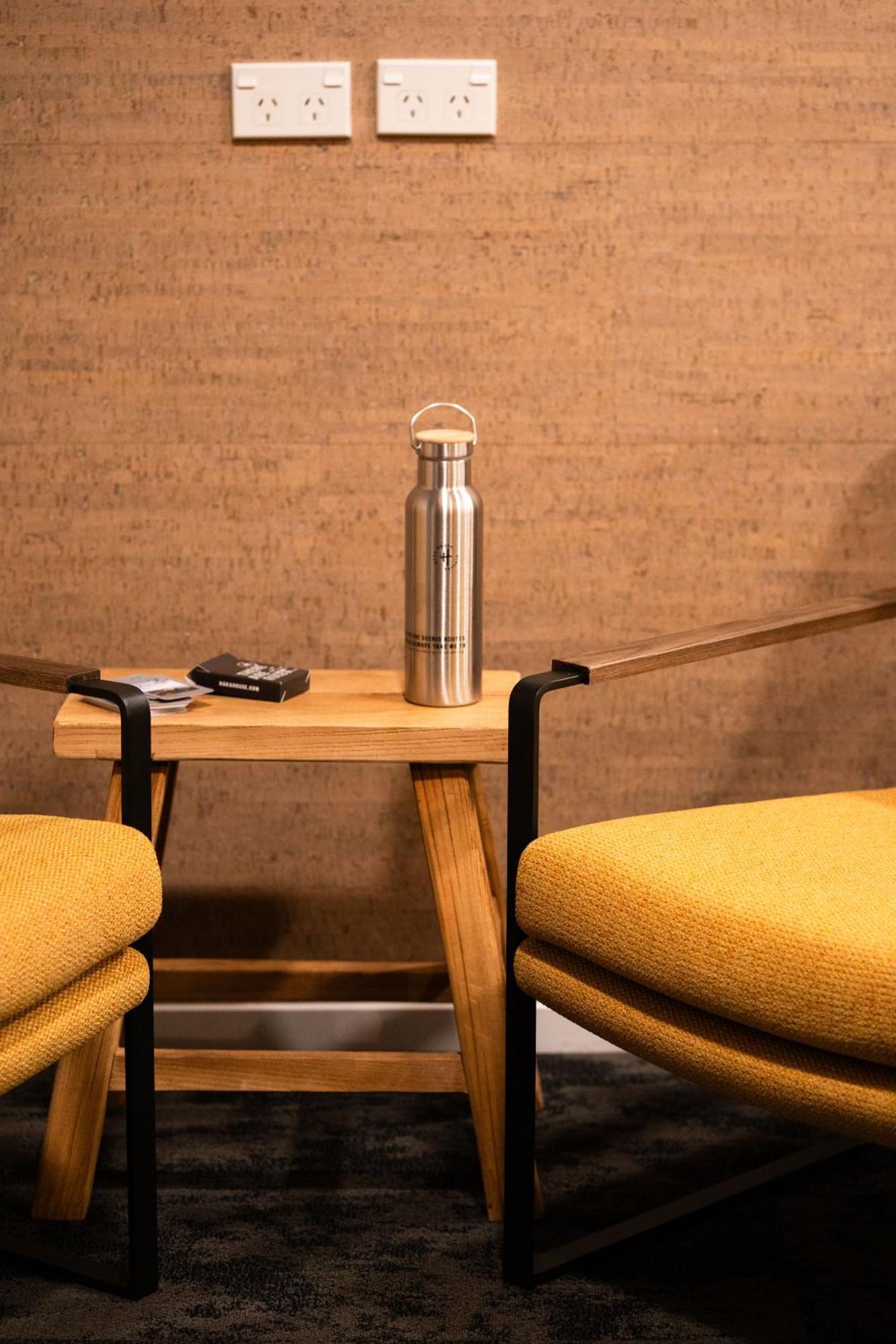 วายเอชเอ เวลลิงตั้น Hostel เวลลิงตัน ภายนอก รูปภาพ A stainless steel water bottle