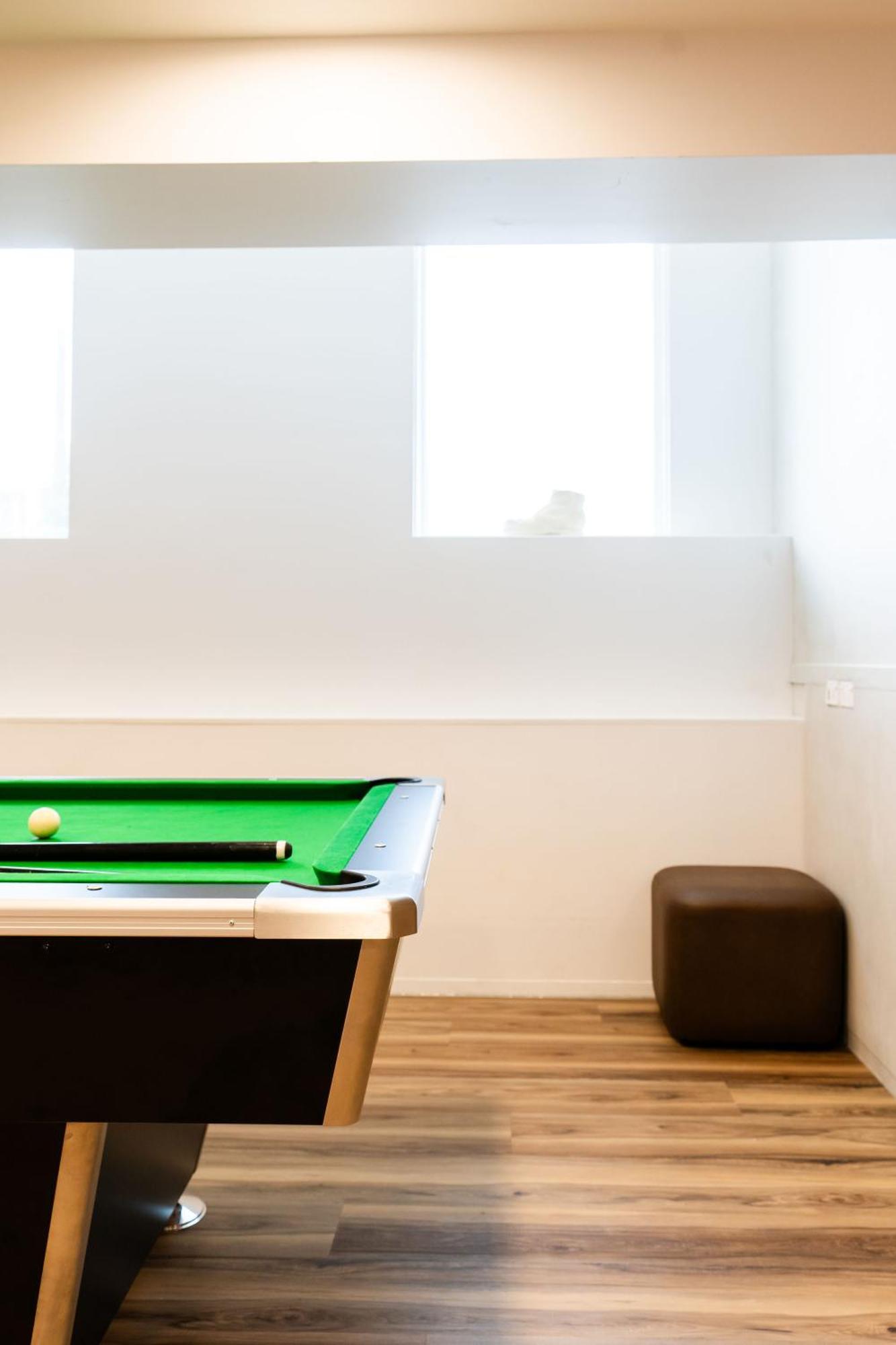 วายเอชเอ เวลลิงตั้น Hostel เวลลิงตัน ภายนอก รูปภาพ A pool table in a student house