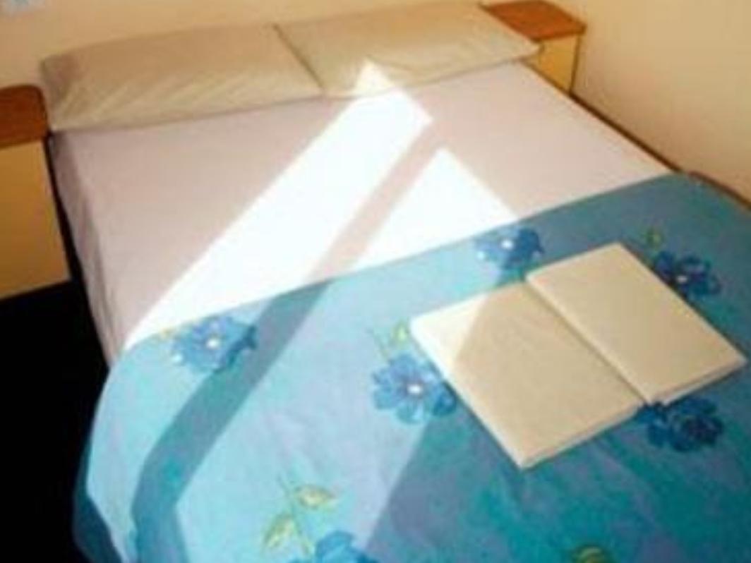 วายเอชเอ เวลลิงตั้น Hostel เวลลิงตัน ภายนอก รูปภาพ A bed with a duvet