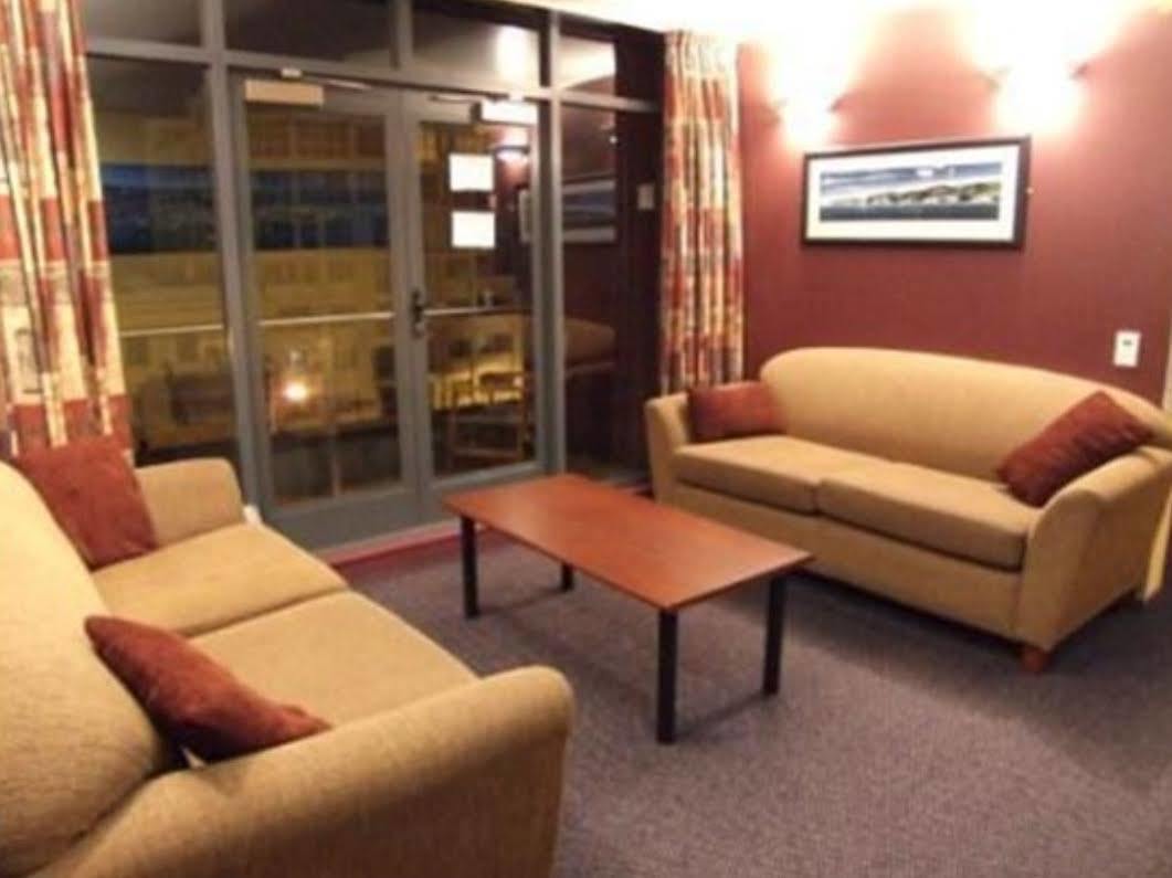 วายเอชเอ เวลลิงตั้น Hostel เวลลิงตัน ภายนอก รูปภาพ The lounge at the airport